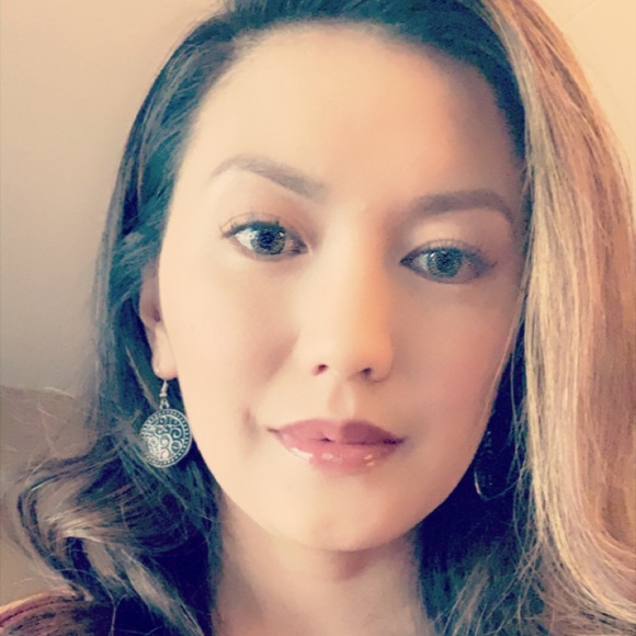 Profile Picture of E sun Saesee (@e_saesee) on Poshmark