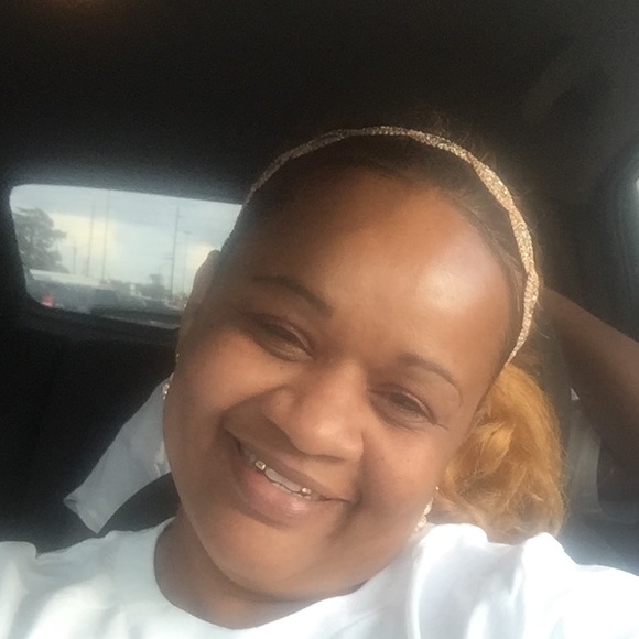 Profile Picture of Bianca Wells (@bbbbsue) on Poshmark