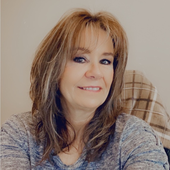 Profile Picture of Dee dee Rockholt (@dedeeriley) on Poshmark