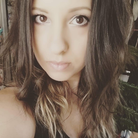 Profile Picture of Jenn Wymer (@jenn_w1) on Poshmark
