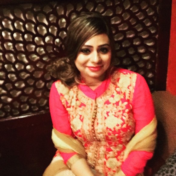 Profile Picture of Nazia Chowdhury (@naazziiaa) on Poshmark
