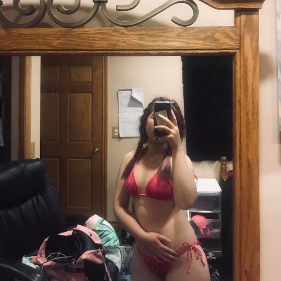 Profile Picture of Noey Noey (@noey_noey) on Poshmark