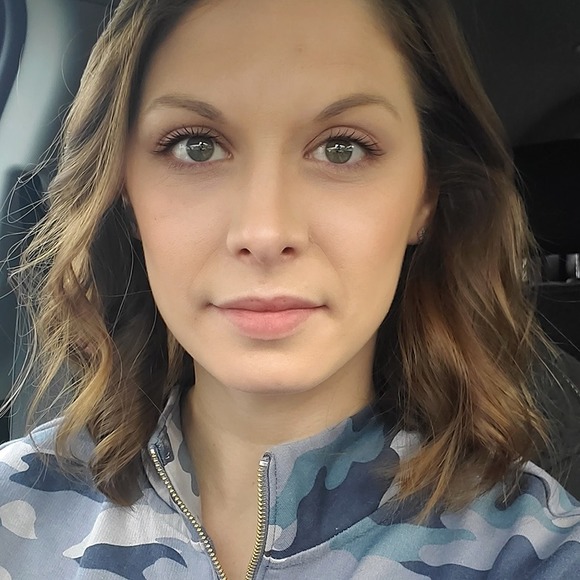 Profile Picture of Amanda Neal (@amandaneal265) on Poshmark