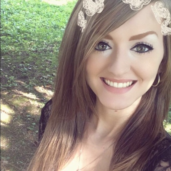Profile Picture of Stephanie Hoffecker (@stephanie0424) on Poshmark