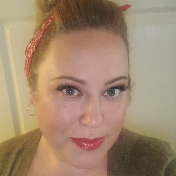 Profile Picture of Jacque Combs (@fresh_finds479) on Poshmark