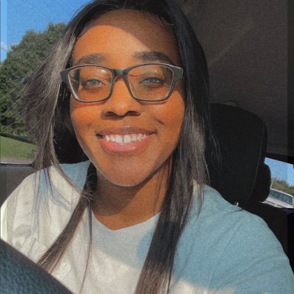 Profile Picture of Michaela Hardy (@mixx_brinks_) on Poshmark