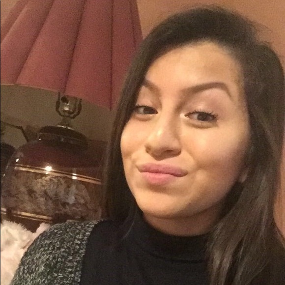 Profile Picture of Lorena Lara (@lorena_98) on Poshmark