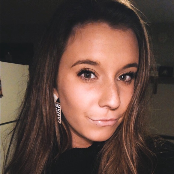 Profile Picture of Jillian Fraser (@jillian_fraser) on Poshmark