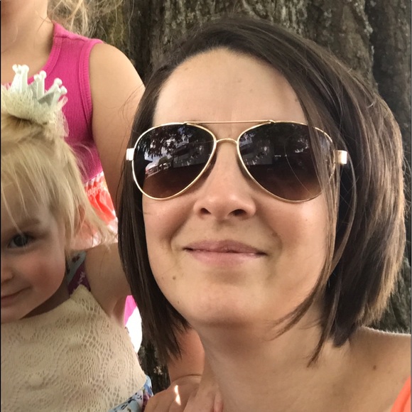 Profile Picture of Christine Ielfield (@ralowyev) on Poshmark