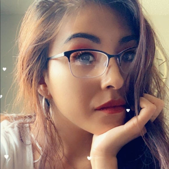 Profile Picture of Camille Barehand (@camille3243) on Poshmark