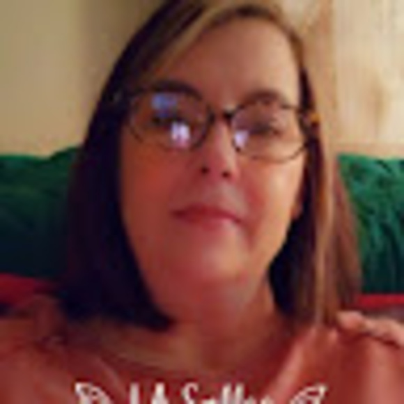 Profile Picture of Lee anne Sallee (@lasdoggiemom) on Poshmark