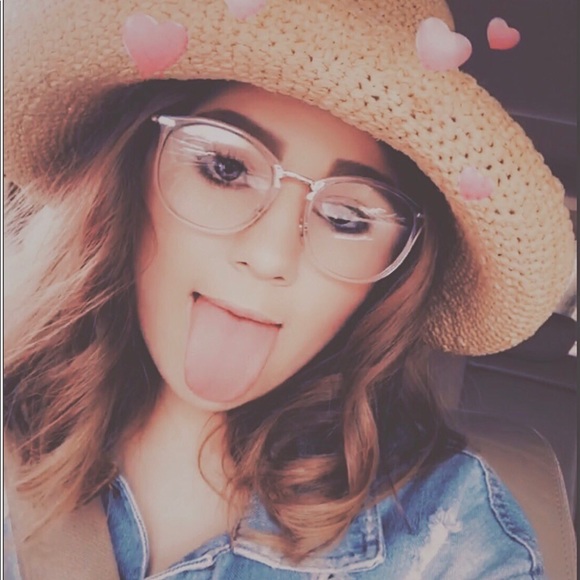 Profile Picture of Emily Lemmon (@emry610) on Poshmark