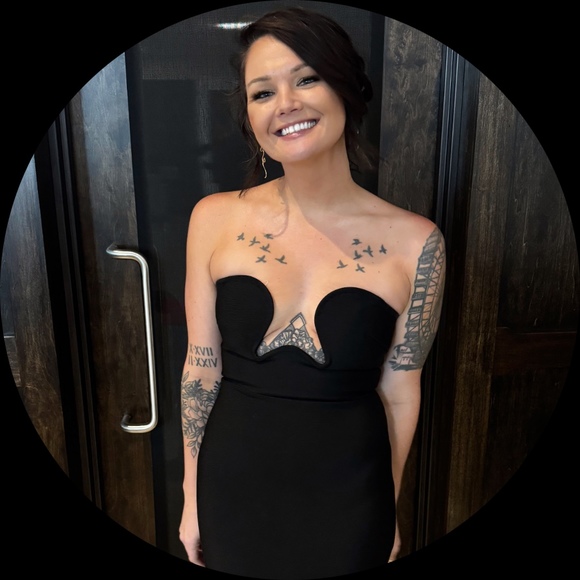 Profile Picture of Holly Pyles (@holly_pyles) on Poshmark