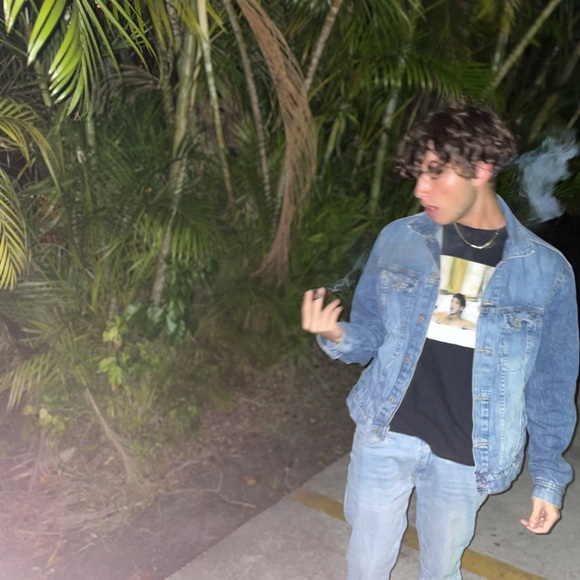 Noah Robbins - Poshmark Profile Picture of Noah Robbins (@noah77807) on Poshmark