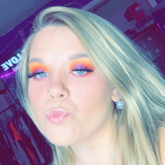 Profile Picture of Elizabeth Frankland (@e_frankland) on Poshmark