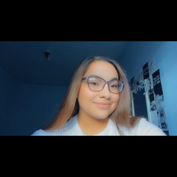 Profile Picture of Danielle Bohn (@d_bohn) on Poshmark