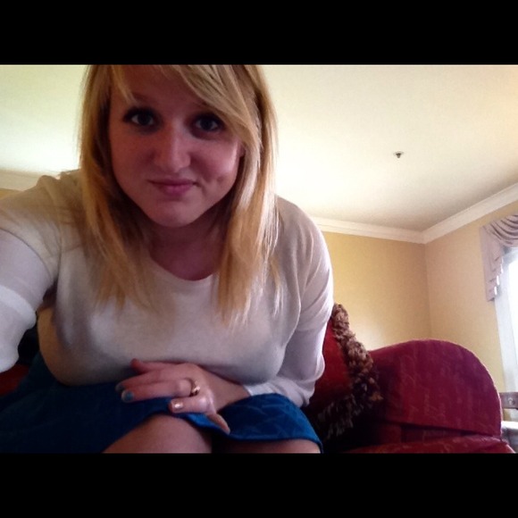 Profile Picture of Erin Wallerstein (@erinwalnut) on Poshmark