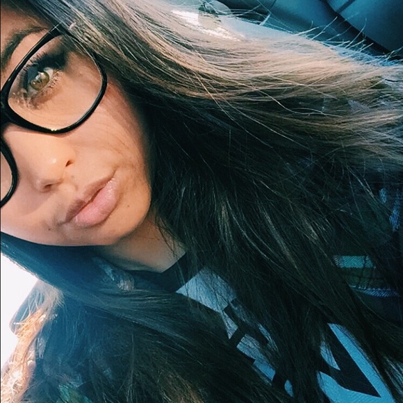 Profile Picture of Jade Goulart (@jade_g123) on Poshmark