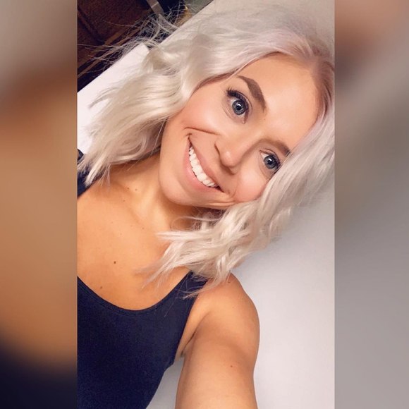 Profile Picture of Ashley Jankowski (@dewy0x0) on Poshmark