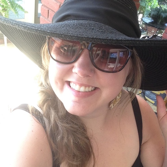 Profile Picture of Alecia Mcpherson (@akmcpherson) on Poshmark