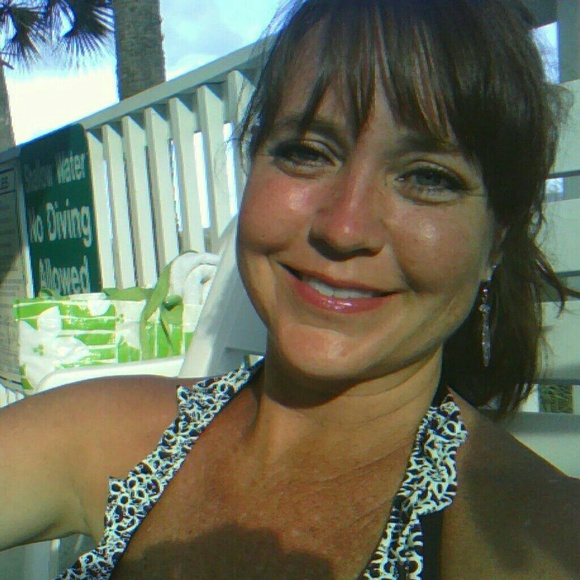 Profile Picture of Tamara Warren (@crazeestar) on Poshmark