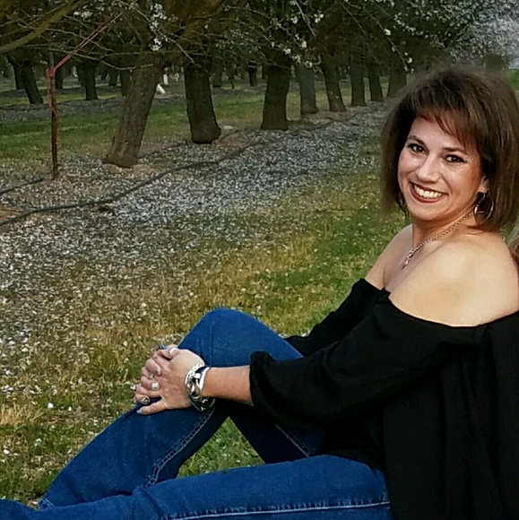 Profile Picture of Lori Hudgens (@lorrrih) on Poshmark