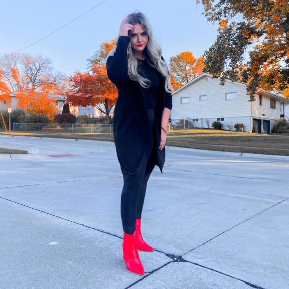 Profile Picture of Clare Ellis (@clareellis) on Poshmark