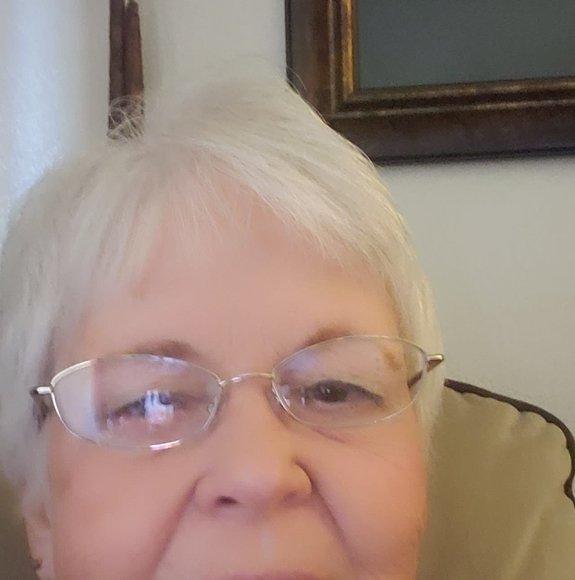 Profile Picture of Patricia Helming (@maxypoo999) on Poshmark