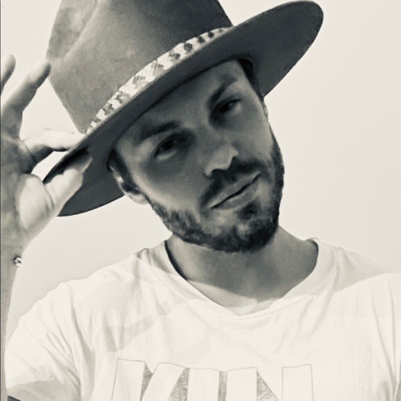 Profile Picture of Aaron Neal (@aaronneal367) on Poshmark