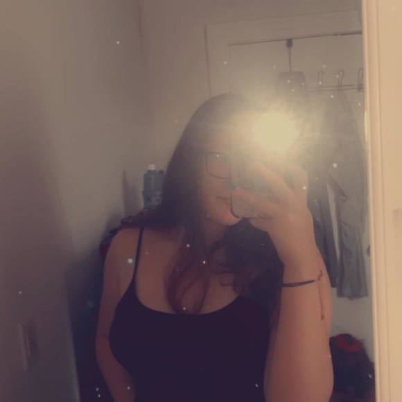 Profile Picture of Danielle Karas (@daniellekaras) on Poshmark