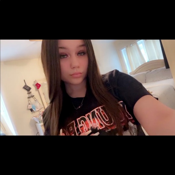 Profile Picture of Alonna Hensleigh (@alonnahensleigh) on Poshmark