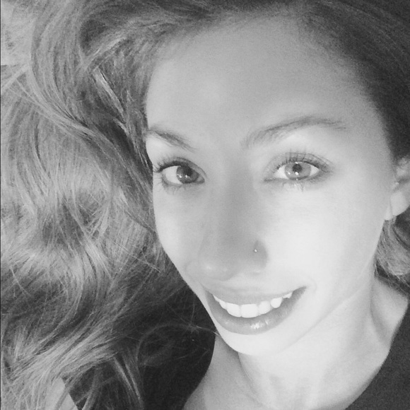 Profile Picture of Kim Jakushev (@kimberly_kate) on Poshmark