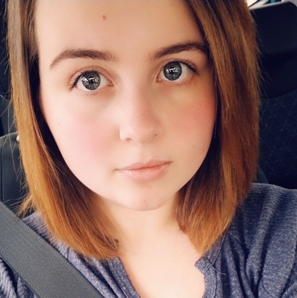 Profile Picture of Lizzy Minnillo (@lizzyminnillo) on Poshmark