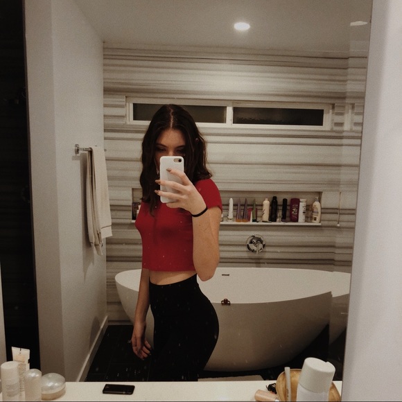 Profile Picture of Hannah Wegerbauer (@hannah_wags) on Poshmark