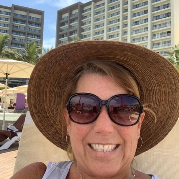 Profile Picture of Laura Iles (@lauraloo29414) on Poshmark