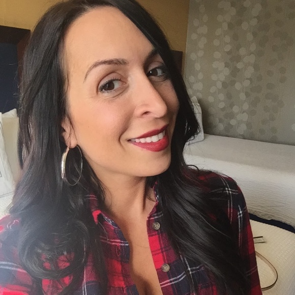 Profile Picture of Donna Evans (@samiyoshi) on Poshmark