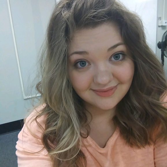 Profile Picture of Jesslynn Thies (@rjthies) on Poshmark