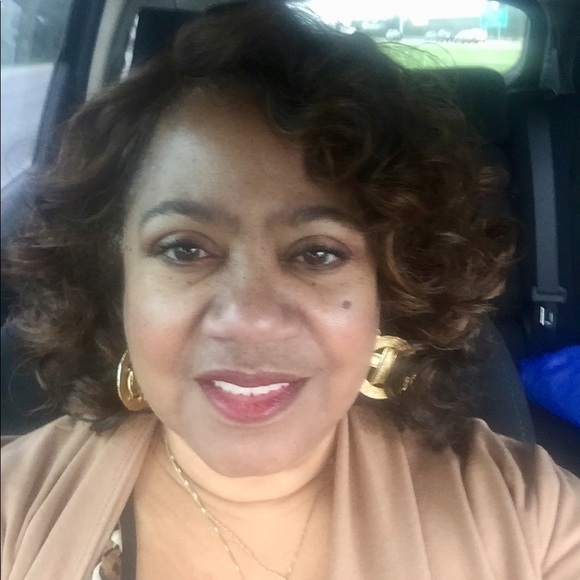 Profile Picture of Mary Russell (@micamarche02) on Poshmark