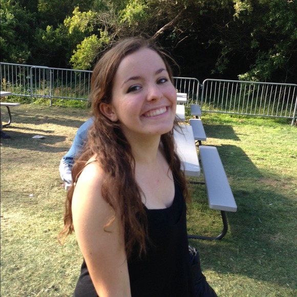 Profile Picture of Julia Landreth (@juliaisselling) on Poshmark