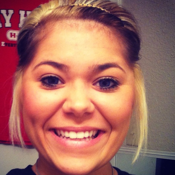 Profile Picture of Maura Auderer (@maurapara) on Poshmark