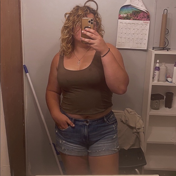 Profile Picture of Rebecca Leitzman (@rebeccaleitzman) on Poshmark