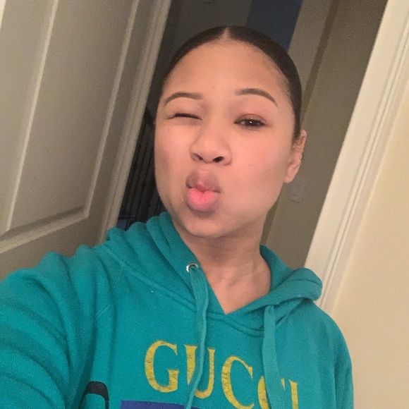 Profile Picture of Ashli Goudelock (@akrobins) on Poshmark