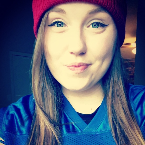 Profile Picture of Miranda Fischer (@mfish94153) on Poshmark