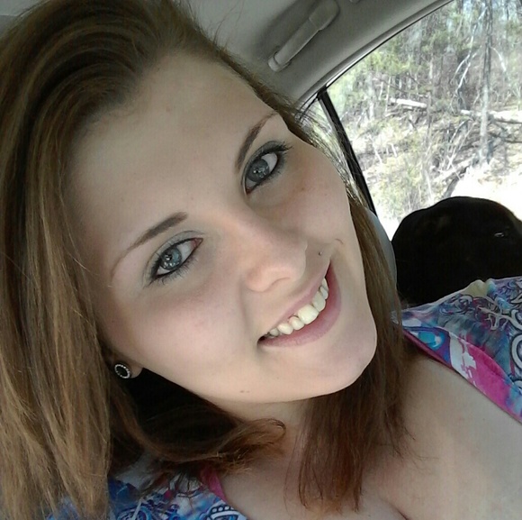 Profile Picture of Amy Shell (@bosslady423) on Poshmark