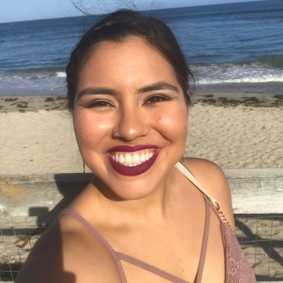 Profile Picture of Laura Curiel (@laurabay18) on Poshmark