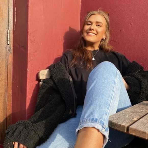 Profile Picture of Danielle Fowler (@daniellefowler_) on Poshmark