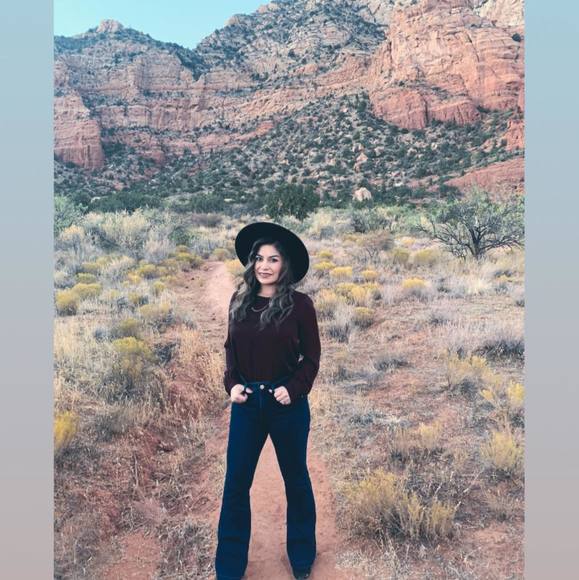 Profile Picture of Amanda M (@amandamontejano) on Poshmark