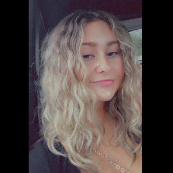 Profile Picture of Angelina Capozzolo (@acapozzolo) on Poshmark