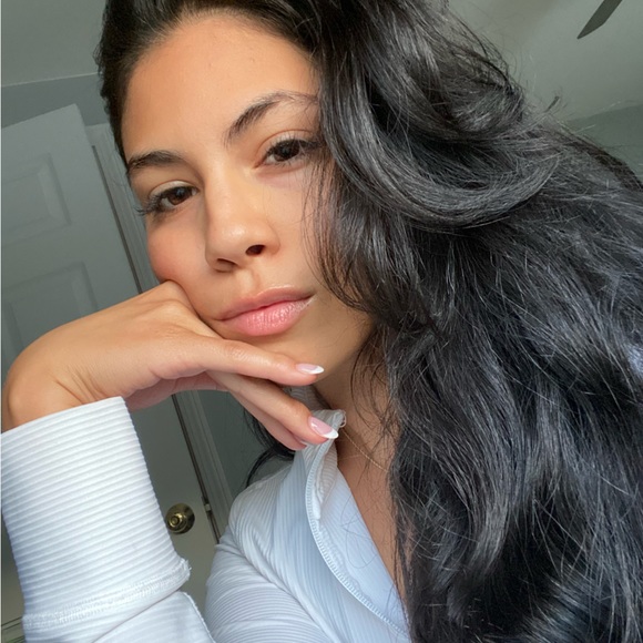 Profile Picture of Karla Levesque (@kariela02) on Poshmark