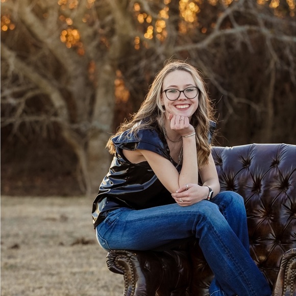 Profile Picture of Jade Cox (@jade__coxx) on Poshmark